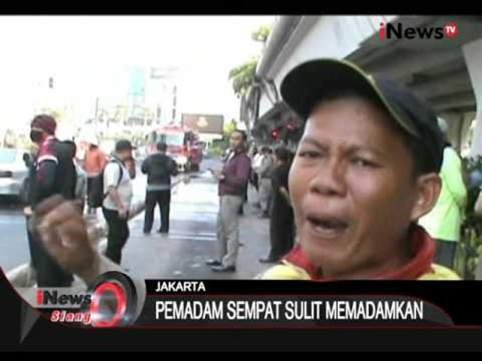Akibat Hubungan Arus Pendek Listrik, Sebuah Sedan Terbakar Di Perempatan Senen - iNews Siang 01/12