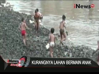 Download Video: Kurangnya Lahan Bermain Anak, Bocah Berenang Di Kanal Barat - iNews Siang 10/12