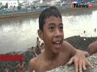 下载视频: Banjir Kanal Barat Jadi Lahan Bermain Anak-anak - Jakarta Today 10/12