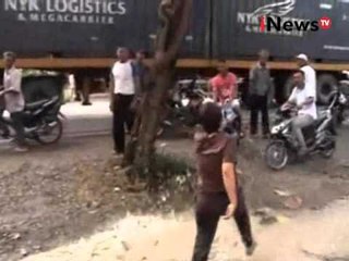 Download Video: Tidak Setuju Pencoblosan Ulang, Dua Warga Mengamuk Histeris Di Labuhanbatu, Sumut - iNews Pagi 15/12