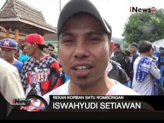 Descargar video: Ribuan Suporter Aremania Mengiringi Proses Pemakaman Suporter Aremania - iNews Pagi 21/12