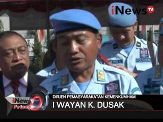 Скачать видео: Petugas Kementerian Hukum Dan HAM Memusnahan Ratusan HP Di Lapas Cipinang - iNews Petang 23/12