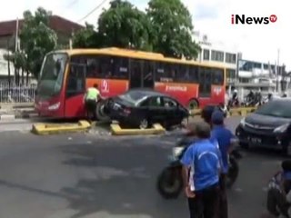 Sedan Mewah Menabrak Separator Busway Hingga Hancur Di Kawasan Mampang - iNews Malam 24/12