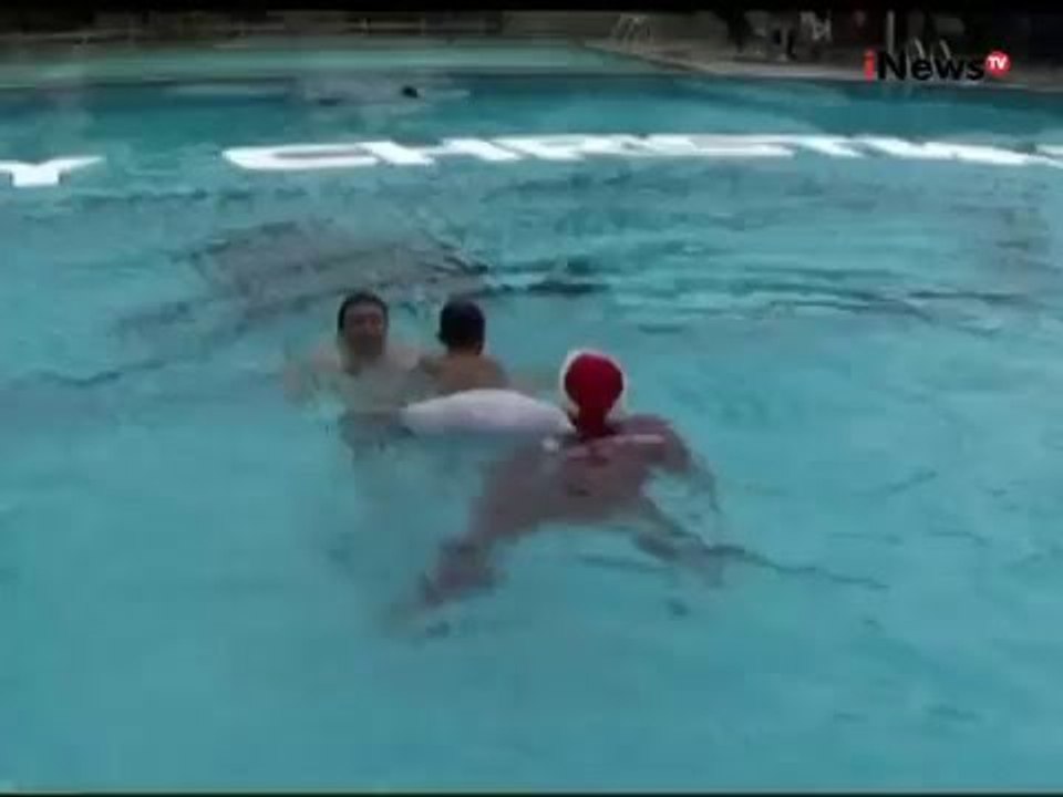 Ada Sinterklas Yang Jago Berenang Di Solo, Jateng - iNews Siang 25/12