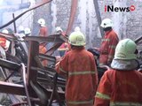 Kebakaran pabrik makanan ringan, atap yang ambruk menyulitkan petugas damkar - iNews Siang 06/01