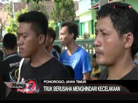 Berusaha hindari tabrakan, seorang warga di Ponorogo tewas tertimpa truk - iNews Pagi 11/01