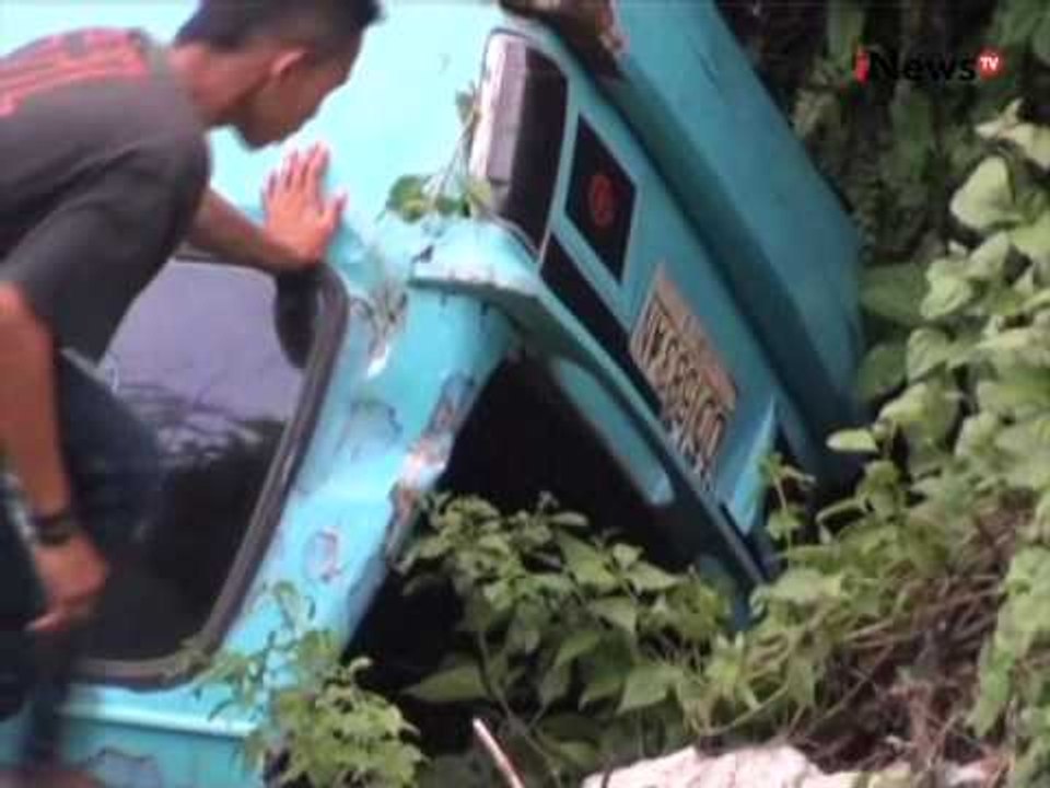 Tergelincir tumpahan Solar, sebuah angkot terjun masuk jurang di Maros - iNews Siang 11/01