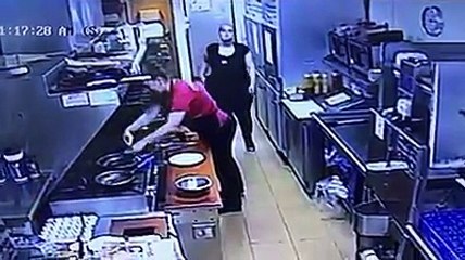 Un thug frappe une cuisinière et sa collègue sort son 9mm (recherché par la police)