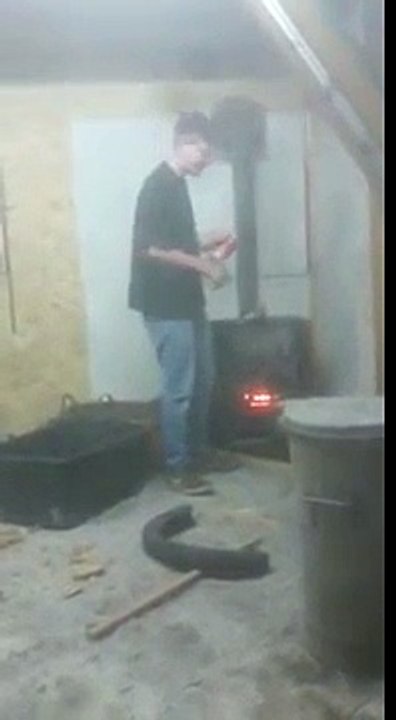 La brillante idée de jeter une canne d'aérosol dans le poêle à bois