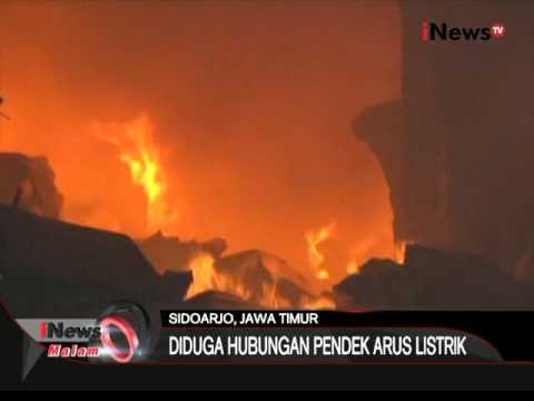 Sebuah pabrik es kemasan di kawasan industri Sidoarjo ludes terbakar - iNews Malam 18/01