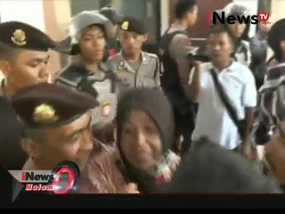 Download Video: Sidang tuntutan pelaku pembunuhan terlalu ringan, Ibu korban menangis histeris - iNews Malam 20/01