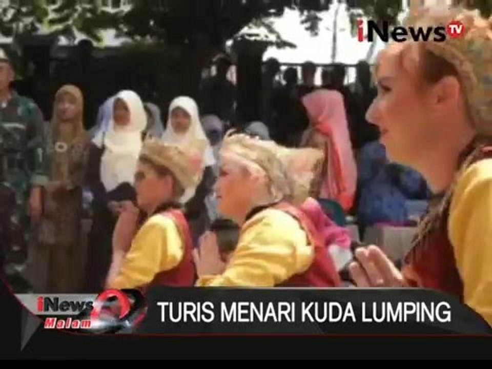 Turis asal Belgia menari kuda lumping - iNews M...