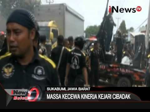 Unjuk rasa di depan kantor Kejaksaan Negeri Cibadak berlangsung ricuh - iNews Malam 21/01