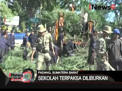 Angin kencang melanda kota padang, pohon tumbang di beberapa lokasi - iNews Malam 26/01