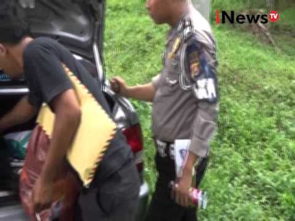 Kondisi mobil sedan yang ringsek akibat tabrakan dengan truk di Pandeglang - iNews Siang 27/01