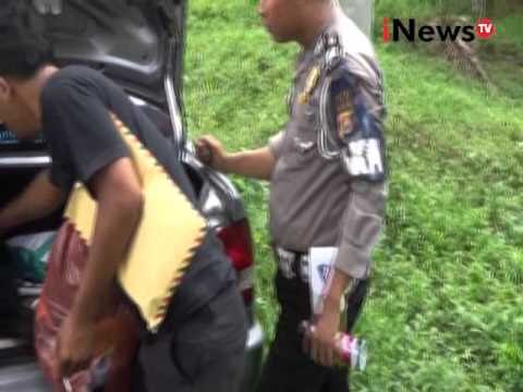 Kondisi mobil sedan yang ringsek akibat tabrakan dengan truk di Pandeglang - iNews Siang 27/01