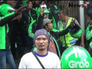 Lagi !!! Ojek online bentrok dengan ojek pangkalan di stasiun kereta Cawang - iNews Petang 04/02