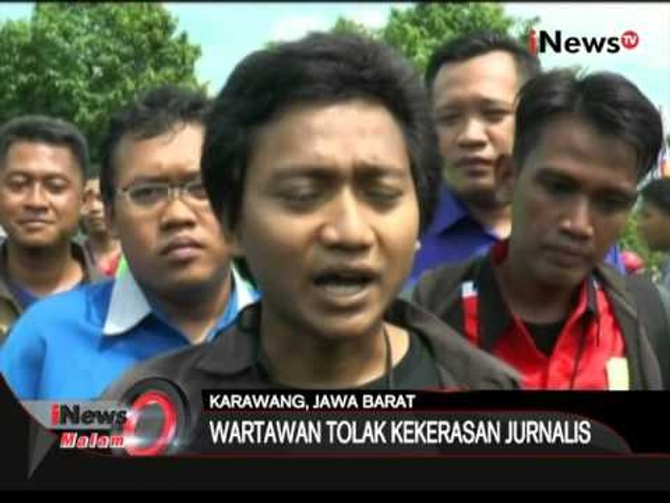 Peringatan Hari Pers Nasional, para wartawan di Karawang bagikan koran gratis - iNews Malam 09/02