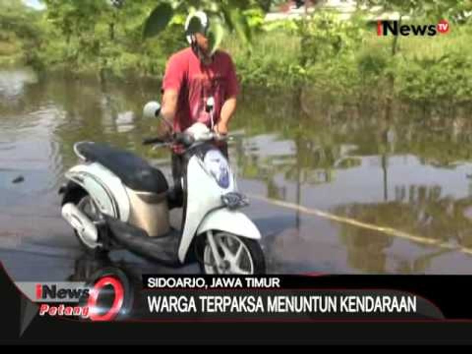 Jalan Porong Sidoarjo masih banjir, para pengendara sepeda motor nekat melintas - iNews Petang 16/02