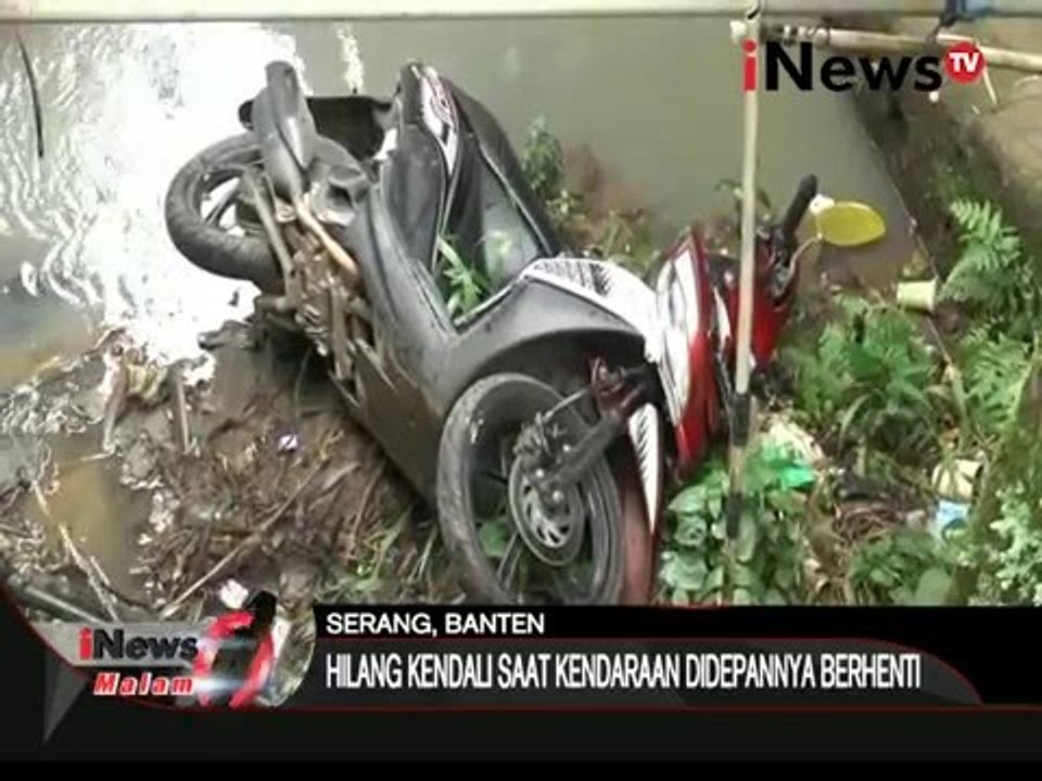 Asik gunakan HP saat berkendara, pengendara motor masuk kedalam jurang - iNews Malam 17/02