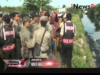 Puluhan warga lawan petugas Satpol PP karena menolak penggusuran di Cengkareng - iNews Petang 23/02