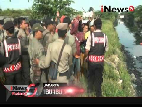 Puluhan warga lawan petugas Satpol PP karena menolak penggusuran di Cengkareng - iNews Petang 23/02