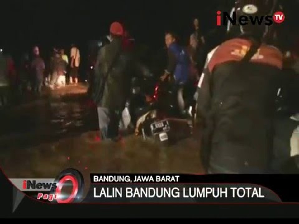 Jalan raya rancaekek banjir 1 meter, sebabkan kemacetan hingga 10 km - iNews Pagi 18/03