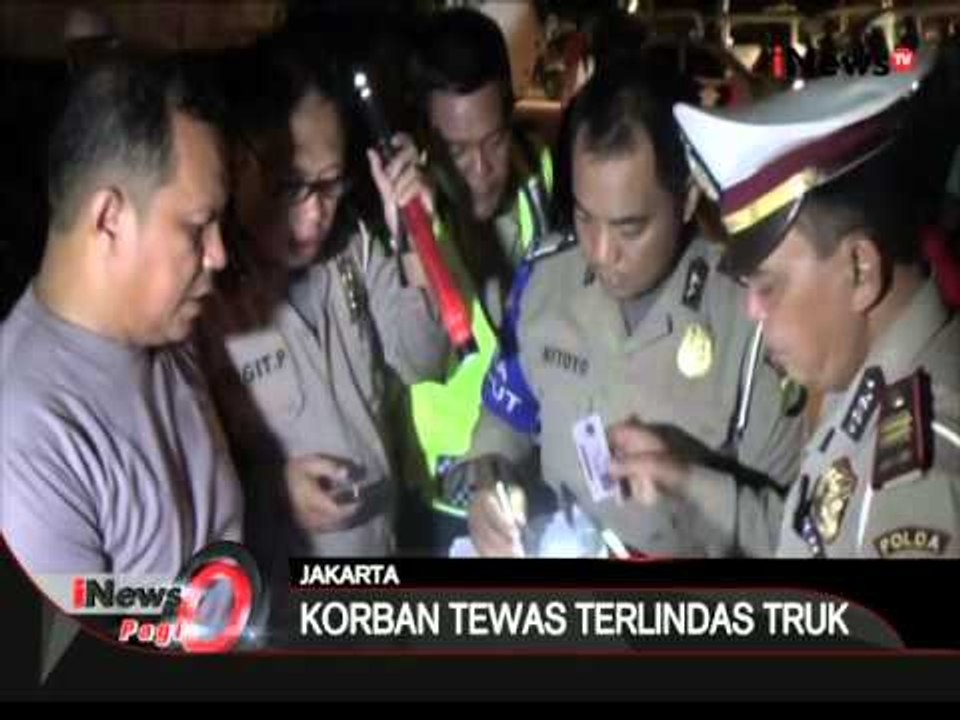 2 orang pengendara sepeda motor tewas tertabrak truk trailer di Tanjung Priok - iNews Pagi 25/02