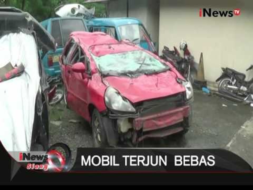 Sebuah mobil honda jazz di perbelanjaan di Depok terjun bebas, 2 orang tewas - iNews Siang 02/03