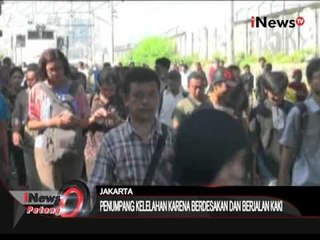 Salah seorang penumpang wanita KRL Tanah Abang pingsan akibat kelelahan - iNews Petang 10/03