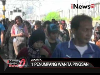 Seorang penumpang Commuter Line pingsan akibat berdesakan - iNews Malam 10/03