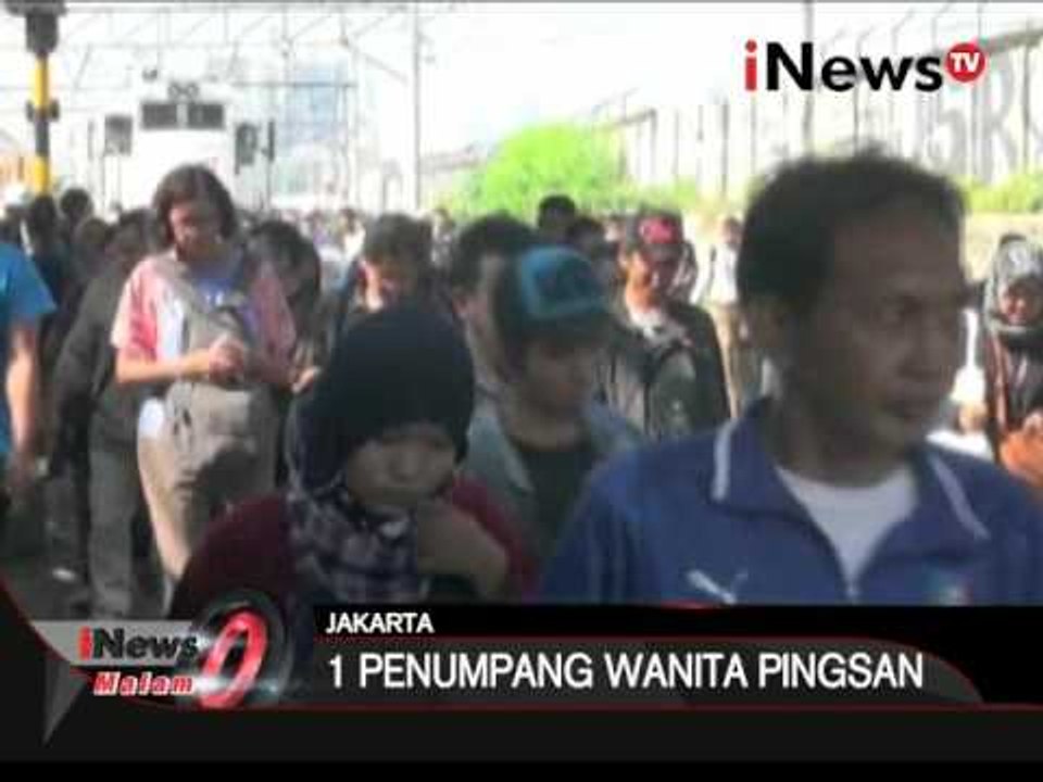 Seorang penumpang Commuter Line pingsan akibat berdesakan - iNews Malam 10/03