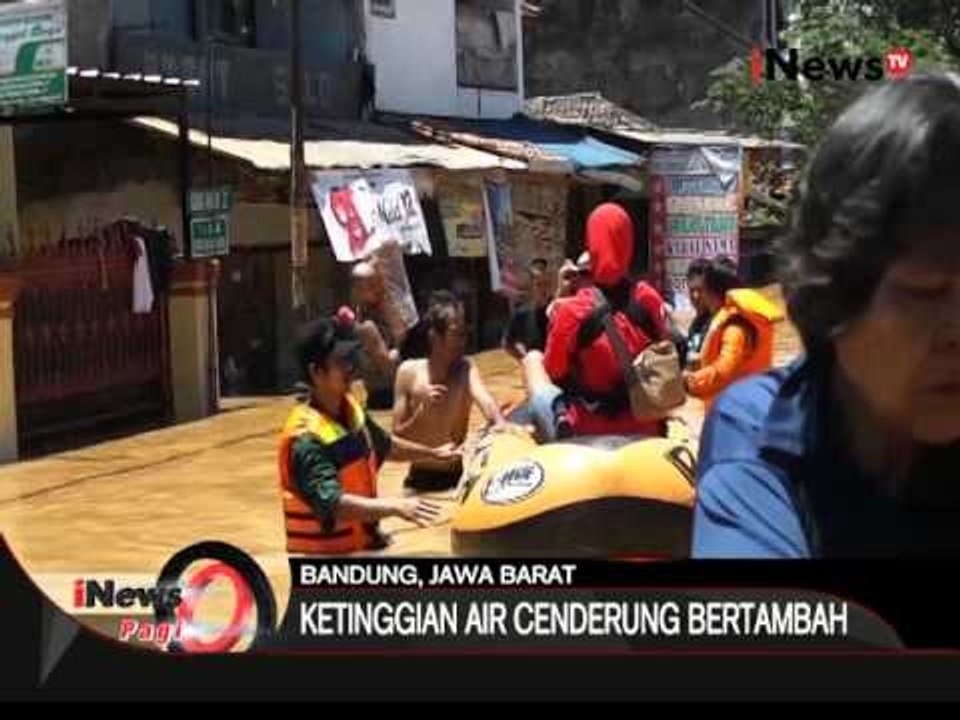 Seorang wanita paruh baya korban banjir Bandung berhasil dievakuasi dari rumahnya - iNews Pagi 14/03