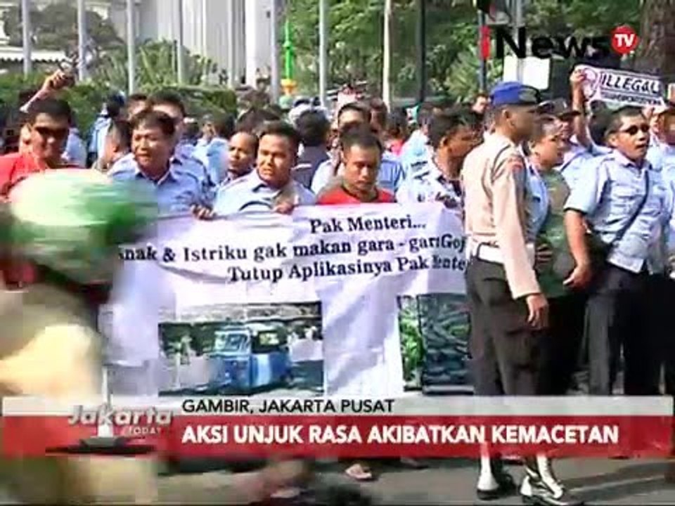 Ribuan pengemudi angkutan umum melakukan unjuk rasa tolak transportasi online - Jakarta Today 14/03
