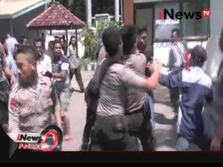 Tải video: Ricuh sidang kasus pembunuhan di Bima, petugas adu jotos dengan keluarga korban - iNews Petang 15/03