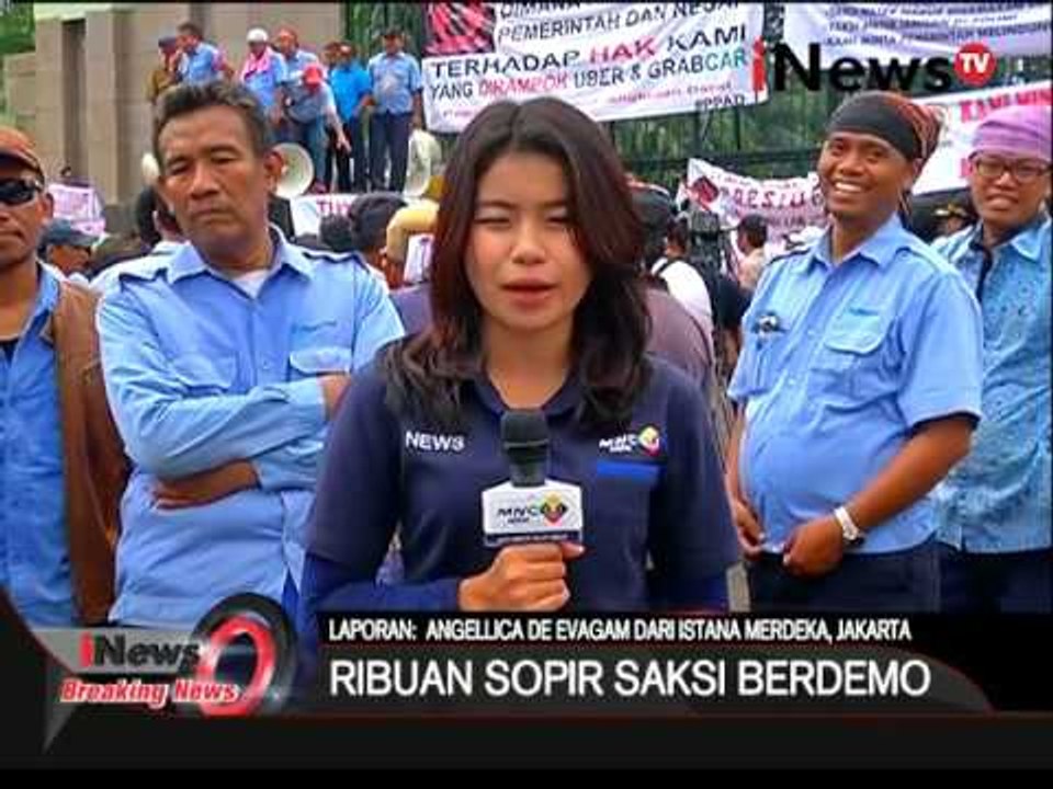 Live report: aksi jalannya demo sopir taksi di depan gedung DPR RI - Breaking News 22/03