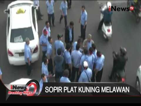 Ribuan supir taksi lakukan sweeping di Cawang dan Gatot Subroto - iNews Breaking News 22/03
