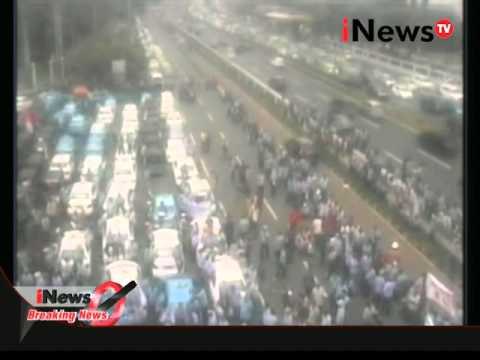 Pantauan demo sopir taksi dari CCTV NTMC Polri di depan gedung DPR RI - Breaking News 22/03