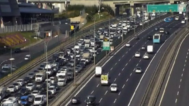 TEM Otoyolu Edirne istikameti Okmeydanı yol ayrımında trafik kazası meydana geldi. Kazanın ardından sağlık ekipleri olay yerine sevk edilirken TEM otoyolunda trafik durma noktasına geldi.