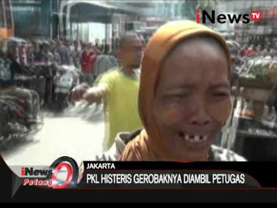 PKL histeris gerobaknya diambil petugas - iNews Petang 24/03