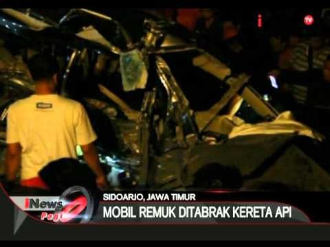 Satu mobil minibus yang ditumpangi 1 keluarga tertabrak kereta api di Sidoarjo - iNews Pagi 14/04