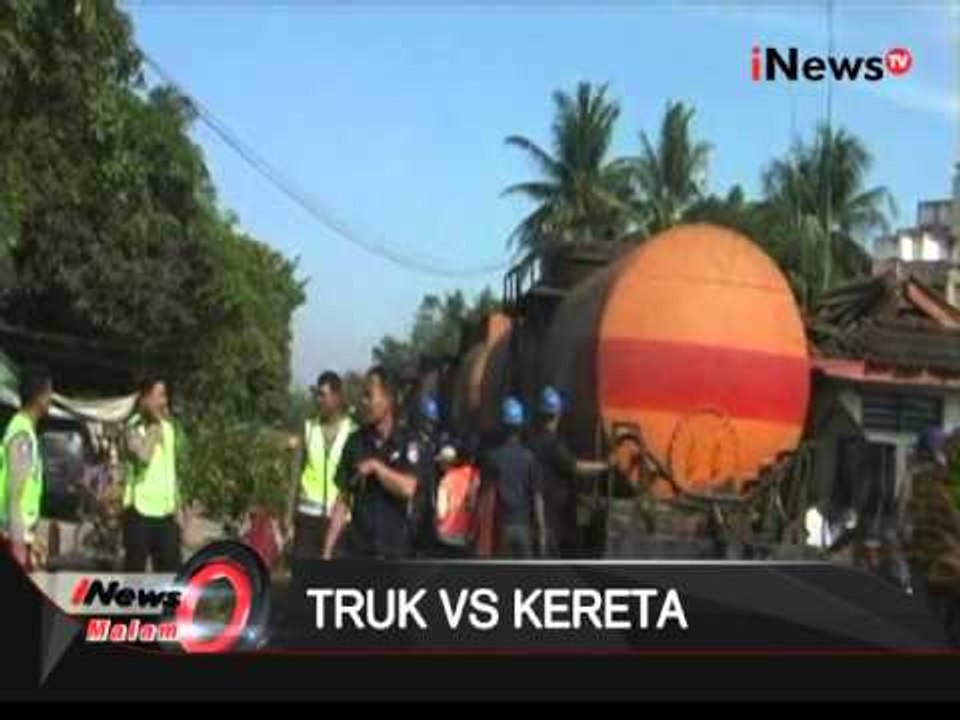 Terobos perlintasan, truk tangki berisi solar ditabrak kereta api di Sumut - iNews Malam 14/04