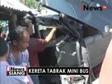Kereta tabrak mini bus, sopir selamat karena meloncat keluar - iNews Siang 29/04