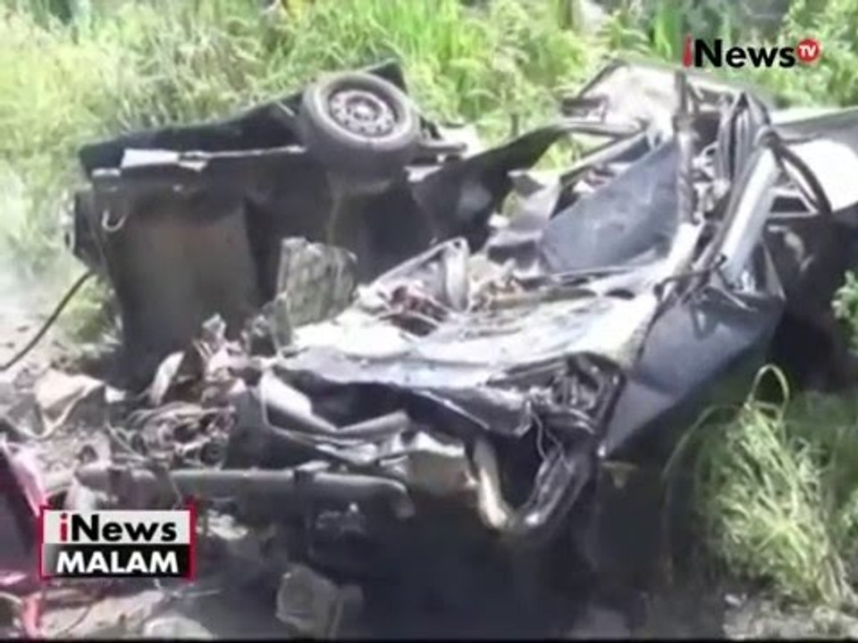 Rem blong, truk tangki bermuatan gas terbalik d...