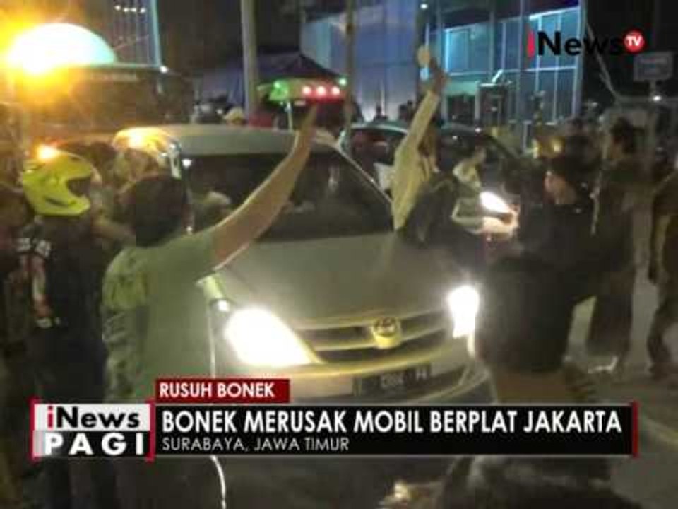 Ribuan suporter Bonek anarkis di Jembatan Suramadu, mobil plat B dirusak - iNews Pagi 06/05