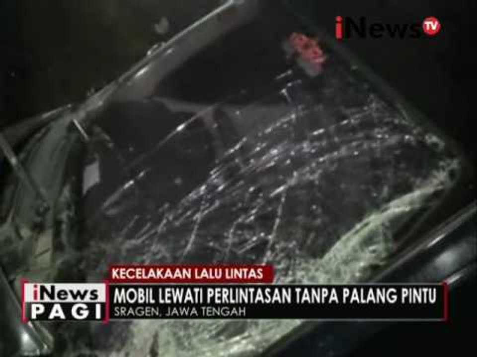Mobil tertabrak kereta setelah melewati perlintasan tanpa palang pintu di Sragen - iNews Pagi 13/05