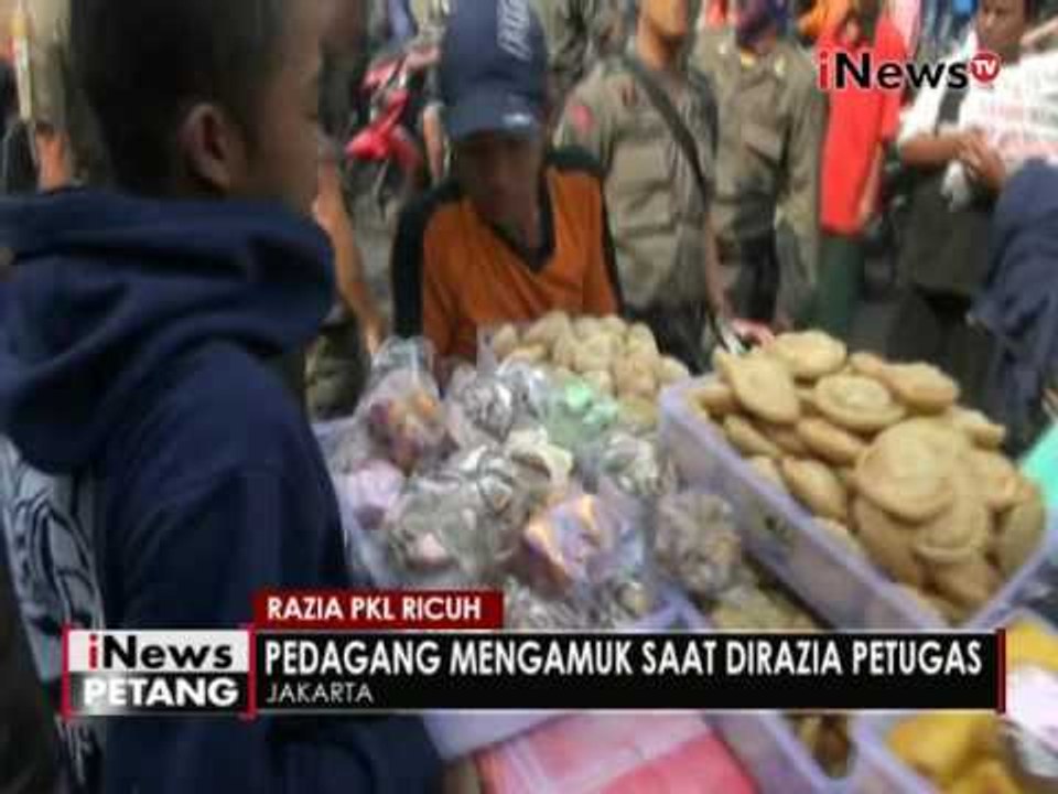 Razia PKL ricuh, pedagang mengamuk saat dirazia petugas - iNews Petang 21/06