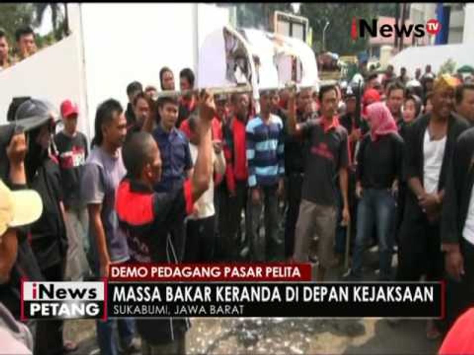 Tuntut Walikota Sukabumi mundur, pedagang pasar Pelita demo di kejaksaan - iNews Petang 23/05