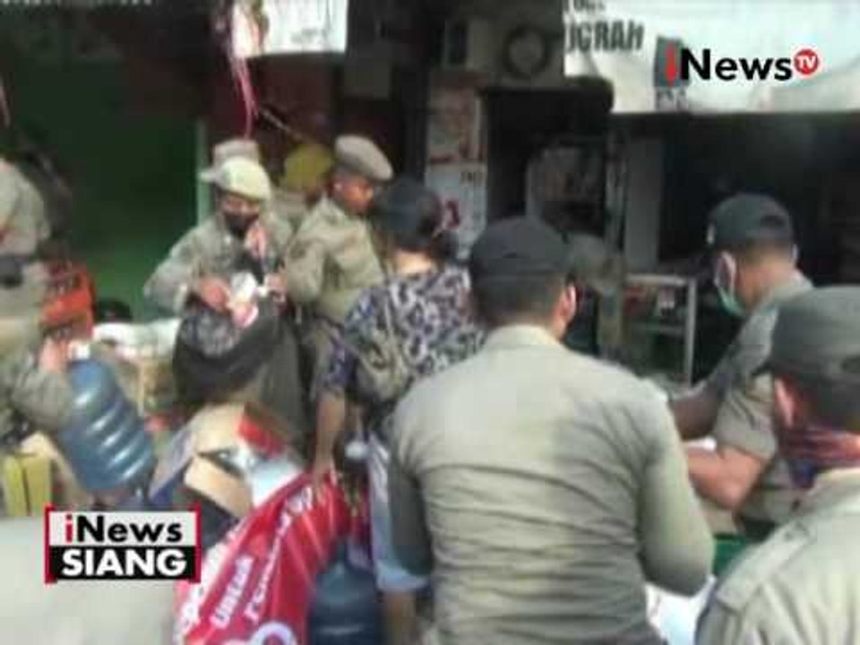 31 bangunan liar yang berdiri bantaran kali di Cililitan dibongkar petugas - iNews Siang 25/05
