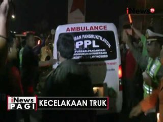 Video herunterladen: Diduga rem blong, truk tronton bermuatan pupuk tabrak 3 mobil, sopir tewas - iNews Pagi 25/05